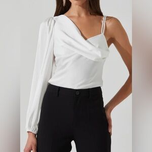ASTR the label NEW/WOT - Elegant White One-Shoulder Top